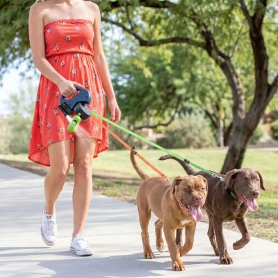 Laisse double pour chien Twin dame en rouge avec ses deux chiens