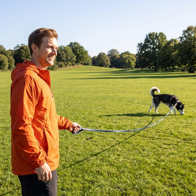 Longe pour Chien Averta bleu Huski se promenant sur un terrain