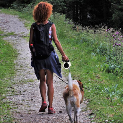 Une laisse de chien Eka enfant promenant son chien